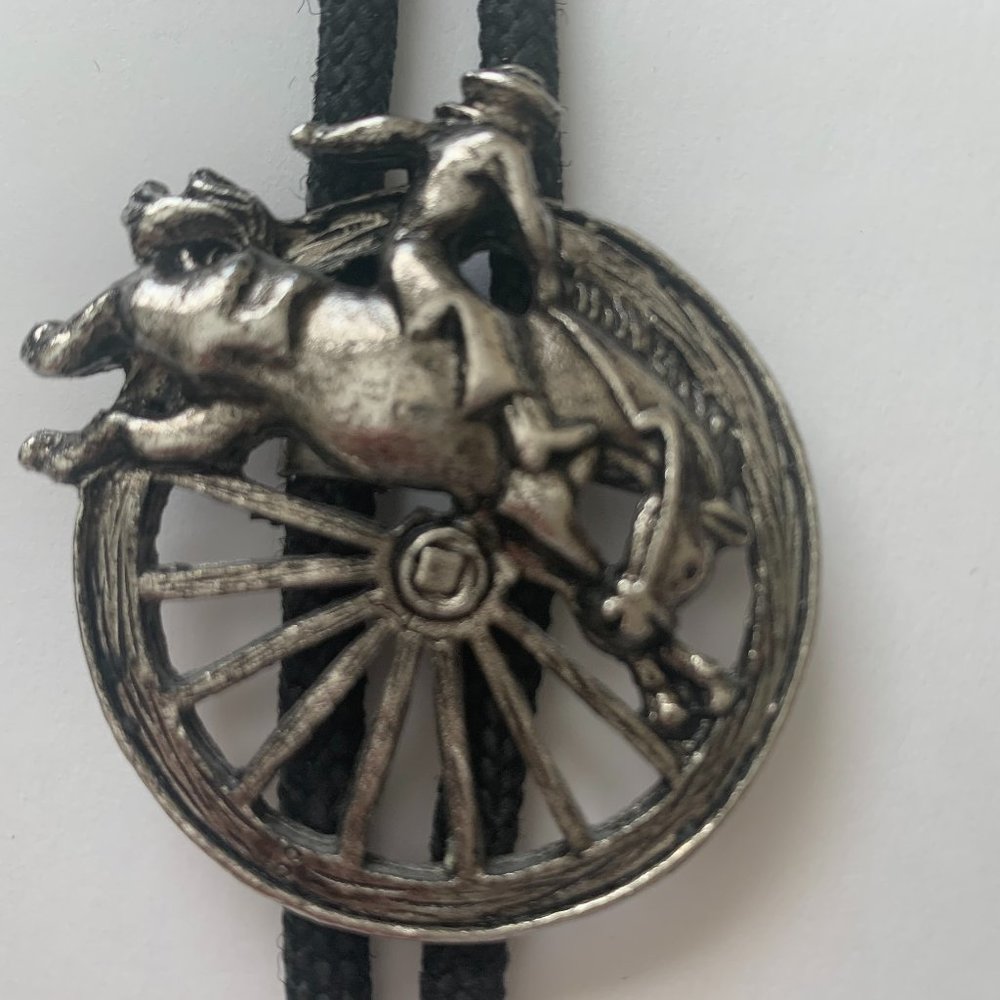 Cowboy Necktie Bow Bolo Tie